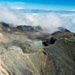 Wulkan Turrialba w Kostaryce z lotu ptaka, otoczony chmurami